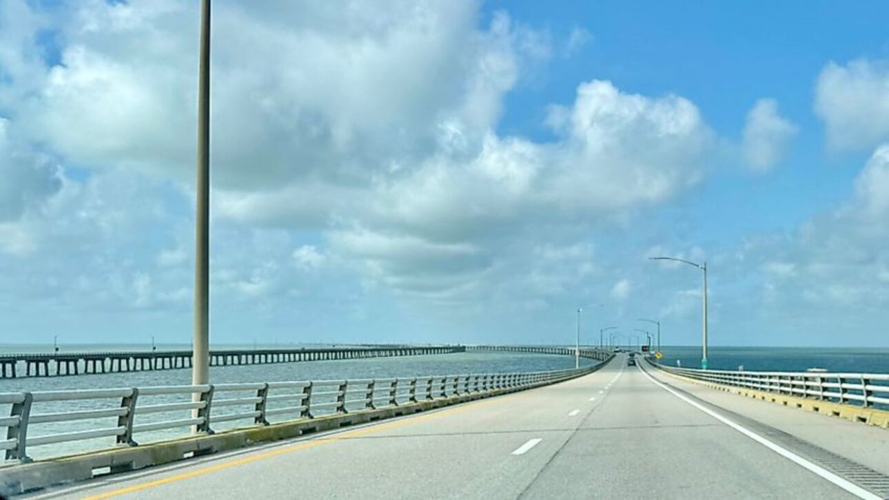 Chesapeake Bay Bridge–Tunnel: 37 km entre viaductos y túneles sumergidos, con 4 islas artificiales. Entienda por qué la carretera desaparece en el mar.