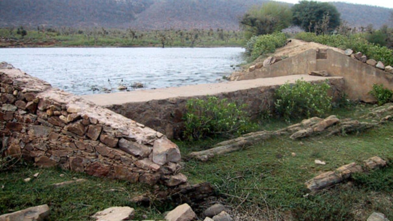 Johads y mutirones en Rajasthan suman 11 mil presas, llevan agua a 1.000 aldeas y ayudan a recuperar cinco ríos, según premio de Estocolmo.