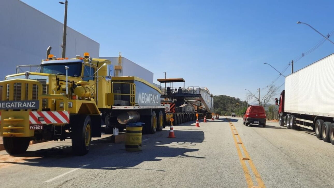 Comboio de 594 toneladas y 99 m cruzó la BR-040 en Minas, exigió operación especial y escolta, y siguió rumbo al Río en diciembre de 2025.