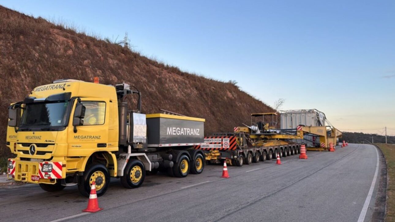 Comboio de 594 toneladas y 99 m cruzó la BR-040 en Minas, exigió operación especial y escolta, y siguió rumbo al Río en diciembre de 2025.