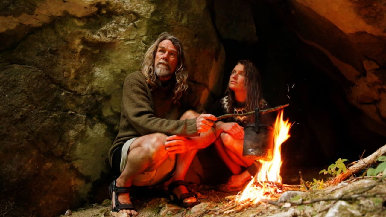 Mujer abandona la ciudad y vive años aislada en el bosque de Nueva Zelanda, sin electricidad, dinero o tecnología, según un informe de The Guardian.