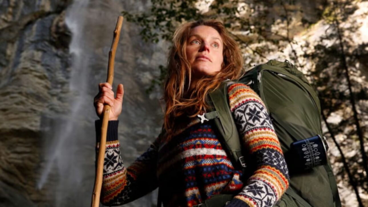 Mujer abandona la ciudad y vive años aislada en el bosque de Nueva Zelanda, sin electricidad, dinero o tecnología, según un informe de The Guardian.