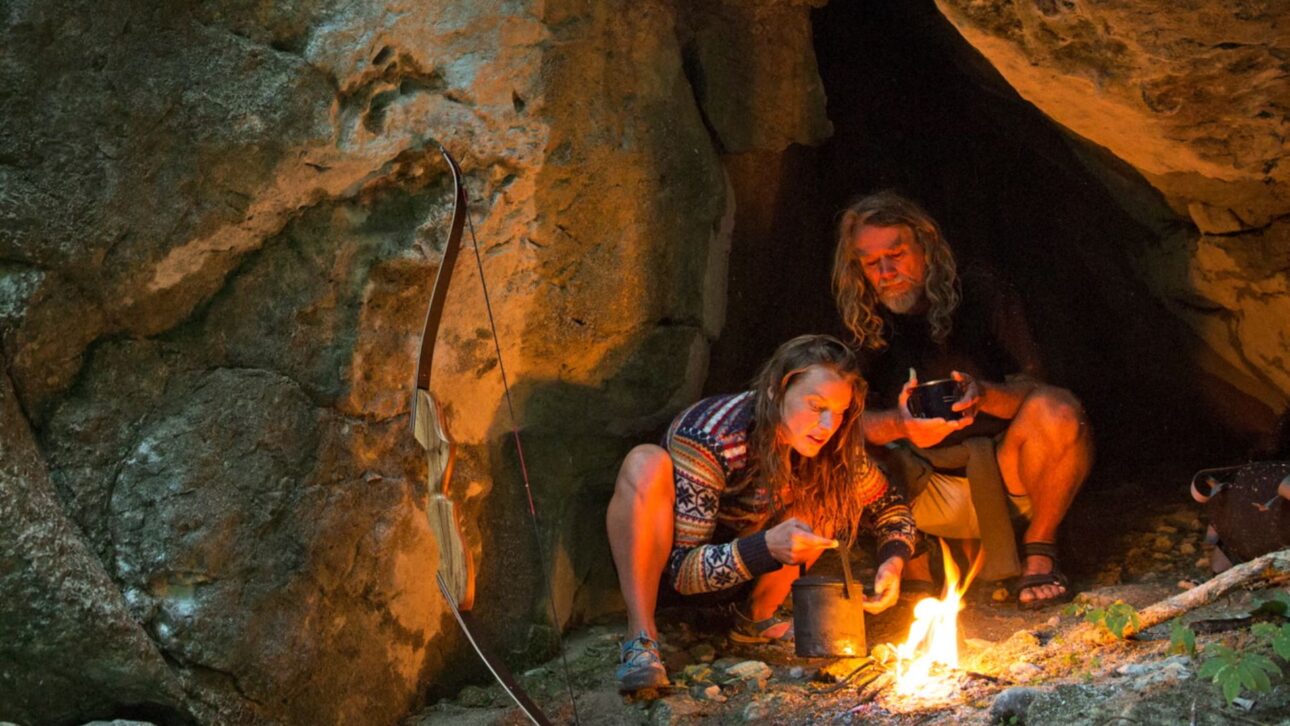 Mujer abandona la ciudad y vive años aislada en el bosque de Nueva Zelanda, sin electricidad, dinero o tecnología, según un informe de The Guardian.