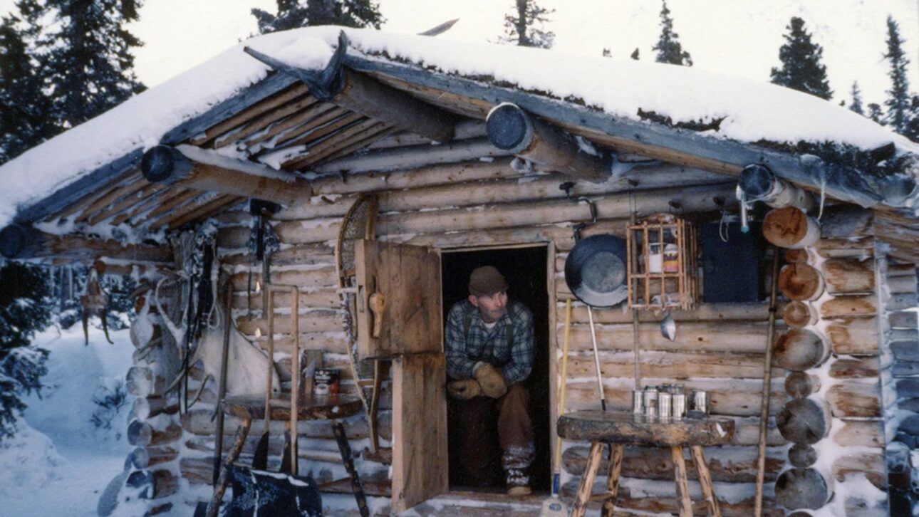 Aposentado constrói sozinho cabana no Alasca com ferramentas manuais, vive 30 anos isolado e tem abrigo reconhecido como patrimônio histórico.