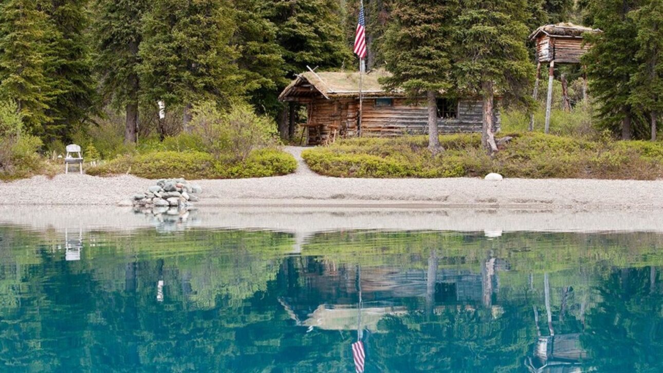 Aposentado constrói sozinho cabana no Alasca com ferramentas manuais, vive 30 anos isolado e tem abrigo reconhecido como patrimônio histórico.