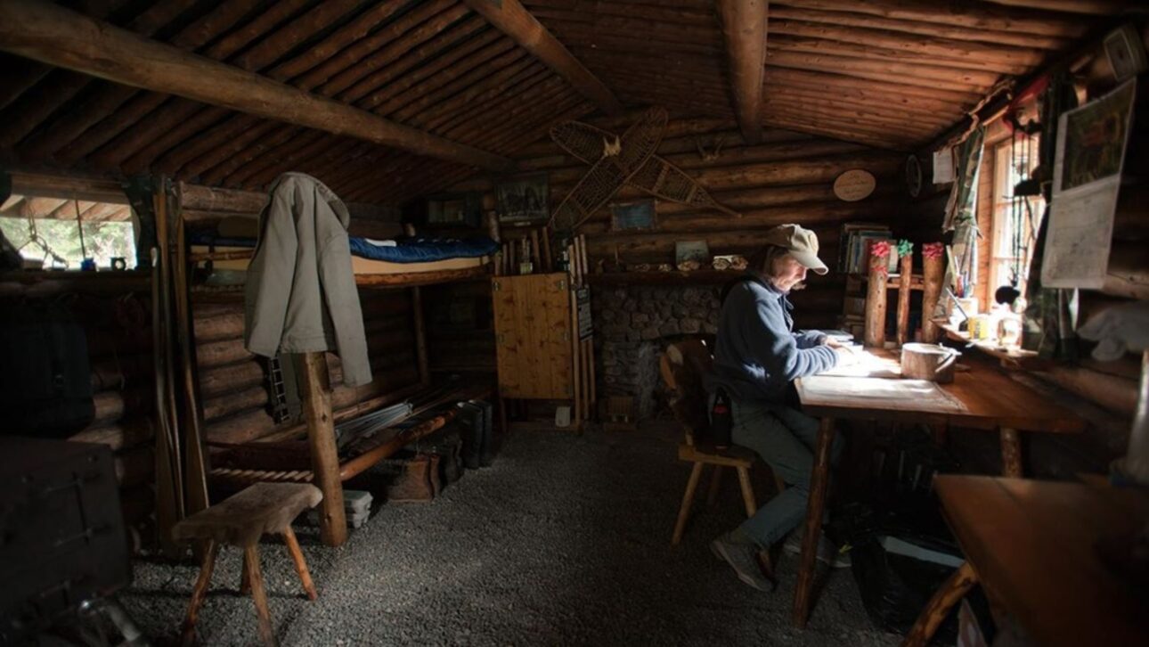 Aposentado constrói sozinho cabana no Alasca com ferramentas manuais, vive 30 anos isolado e tem abrigo reconhecido como patrimônio histórico.