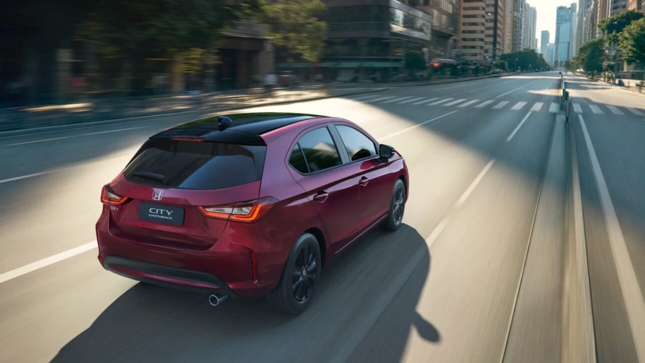Honda City Hatch 2025 es el coche más barato de la marca en Brasil, con motor 1.5 flex, cambio CVT y consumo de hasta 17,8 km/l en prueba.