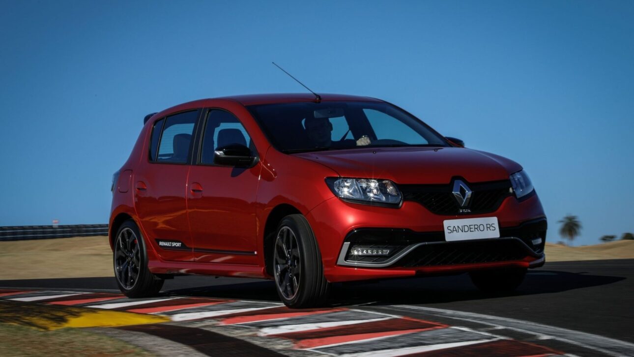 Renault Sandero seminovo se destaca pelo espaço interno acima da média entre os hatches compactos, além de consumo equilibrado e versões com central multimídia voltadas ao uso diário. (Créditos/ Divulgação Renault)