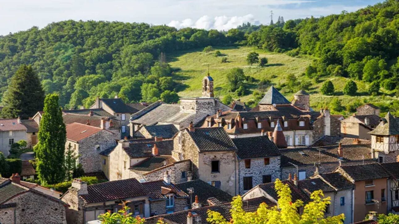 Ambert vende casas por 1 euro, pero exige renda limitada, reforma em 36 meses e 3 anos de moradia, com regras e multas no edital.