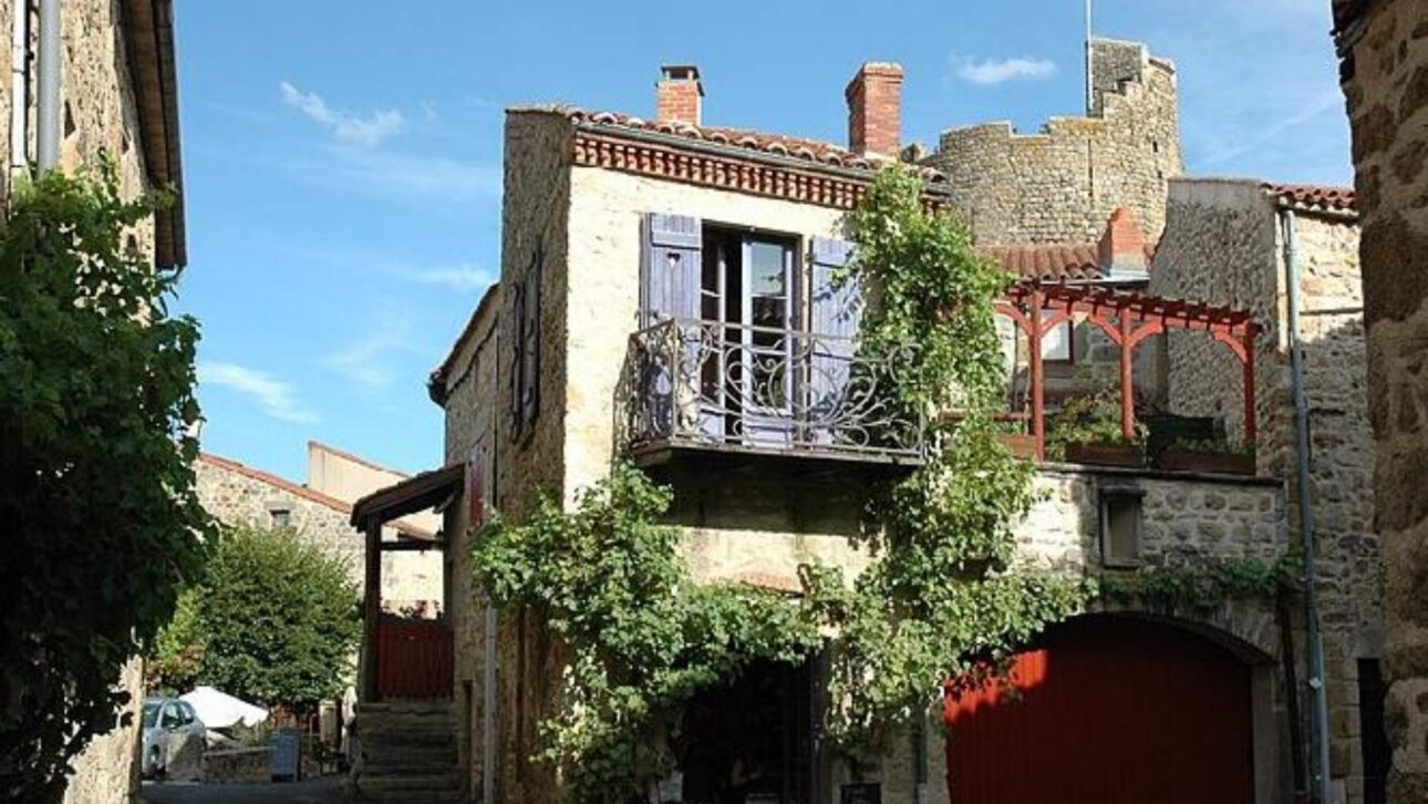 Ambert vende casas por 1 euro, mas exige renda limitada, reforma em 36 meses e 3 anos de moradia, com regras e multas no edital.