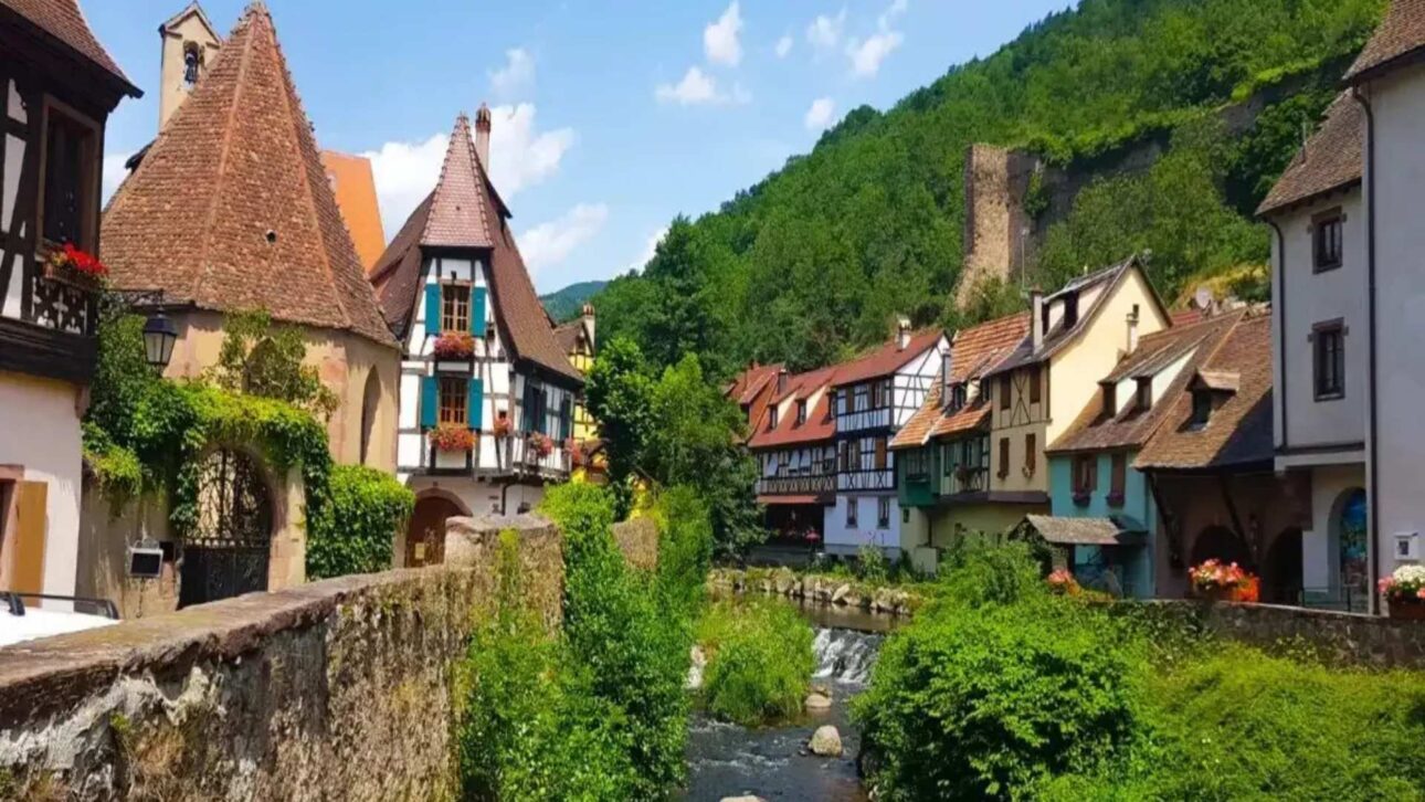 Ambert vende casas por 1 euro, mas exige renda limitada, reforma em 36 meses e 3 anos de moradia, com regras e multas no edital.