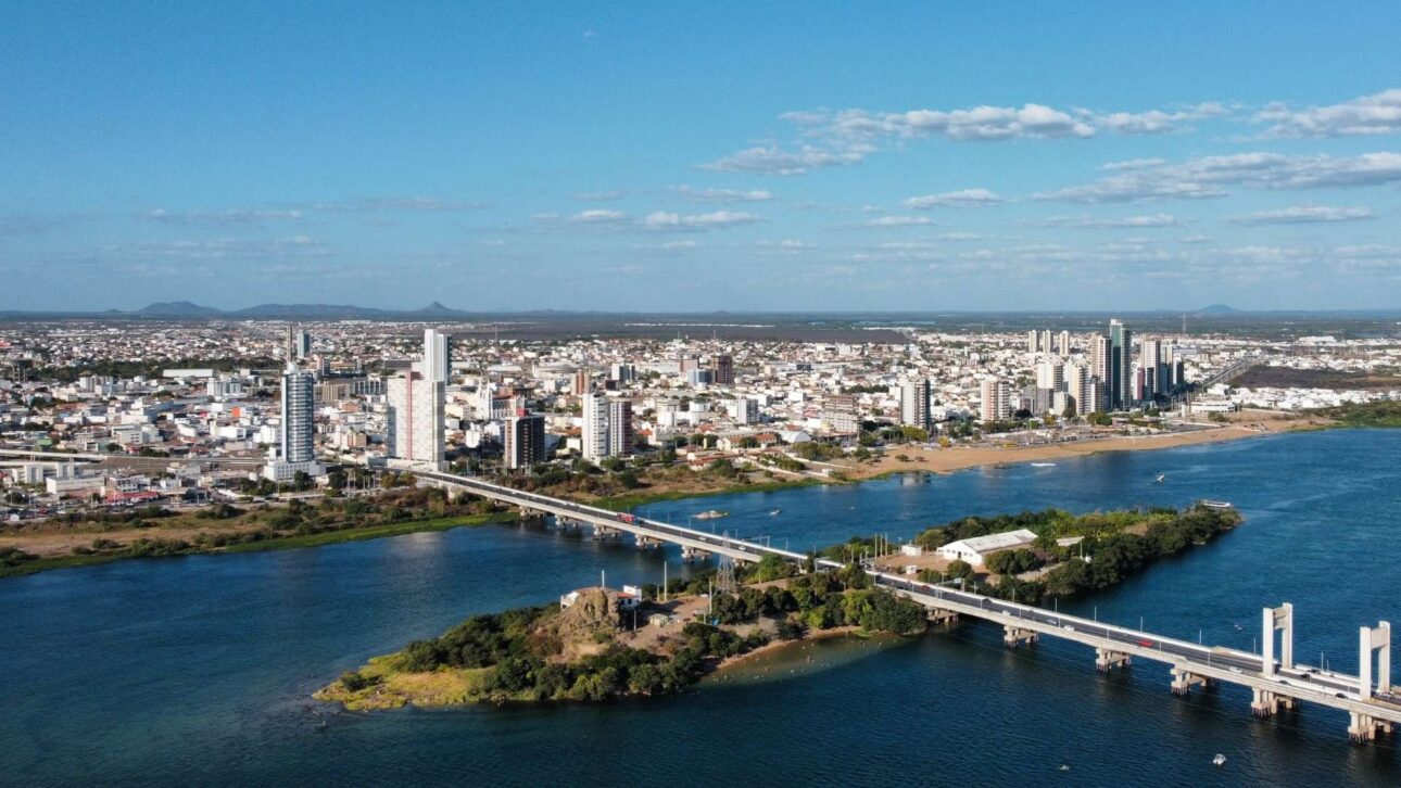 Petrolina transforma sol y irrigación en energía limpia, frutas exportadas y turismo en el sertão, con impacto económico y presencia en los mercados europeo y americano.
