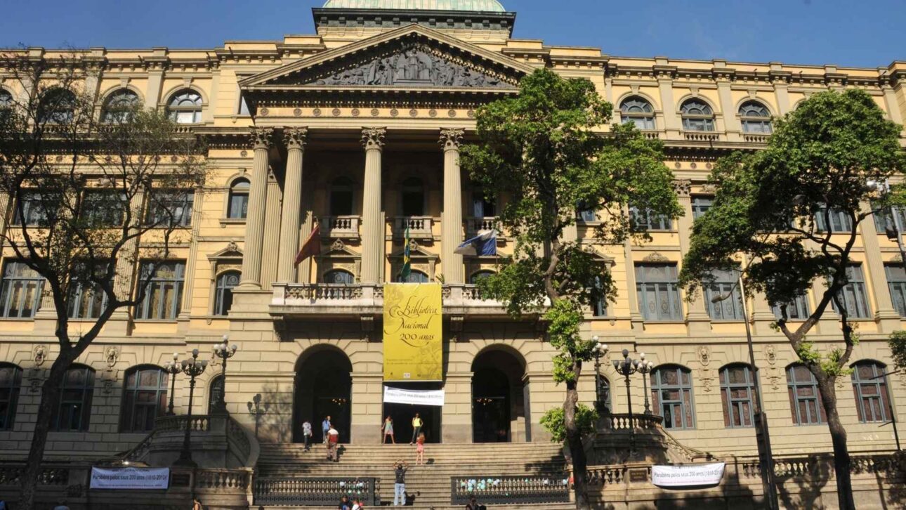 Biblioteca Nacional do Brasil reúne cerca de 10 milhões de itens e cresce por depósito legal, funcionando como cofre da memória intelectual do país.