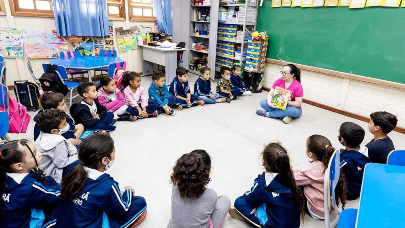 Niña de SC ingresa en Mensa Brasil a los 11 años tras evaluación formal y se convierte en referencia en sobredotación, con impacto directo en la rutina escolar.