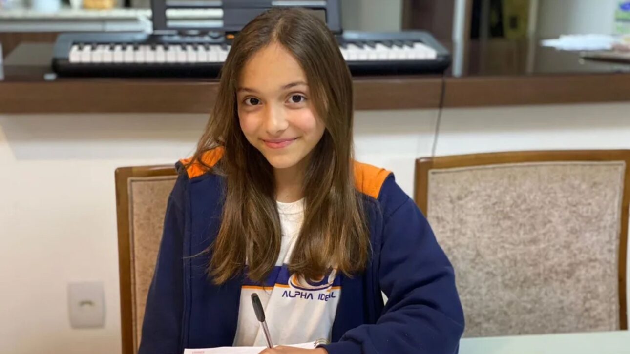 Niña de SC ingresa en Mensa Brasil a los 11 años tras evaluación formal y se convierte en referencia en sobredotación, con impacto directo en la rutina escolar.