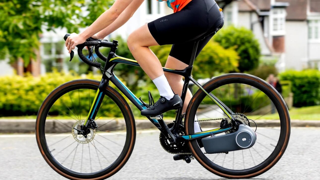 El Sistema Británico Skarper Convierte Bicicleta Común en Eléctrica con Encaixe en el Freno de Disco, Motor de 250 W y Autonomía de Hasta 50 km.