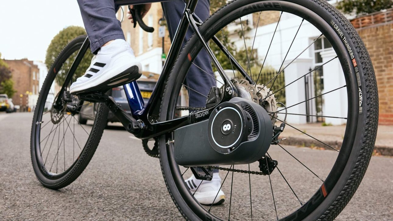 El Sistema Británico Skarper Convierte Bicicleta Común en Eléctrica con Encaixe en el Freno de Disco, Motor de 250 W y Autonomía de Hasta 50 km.
