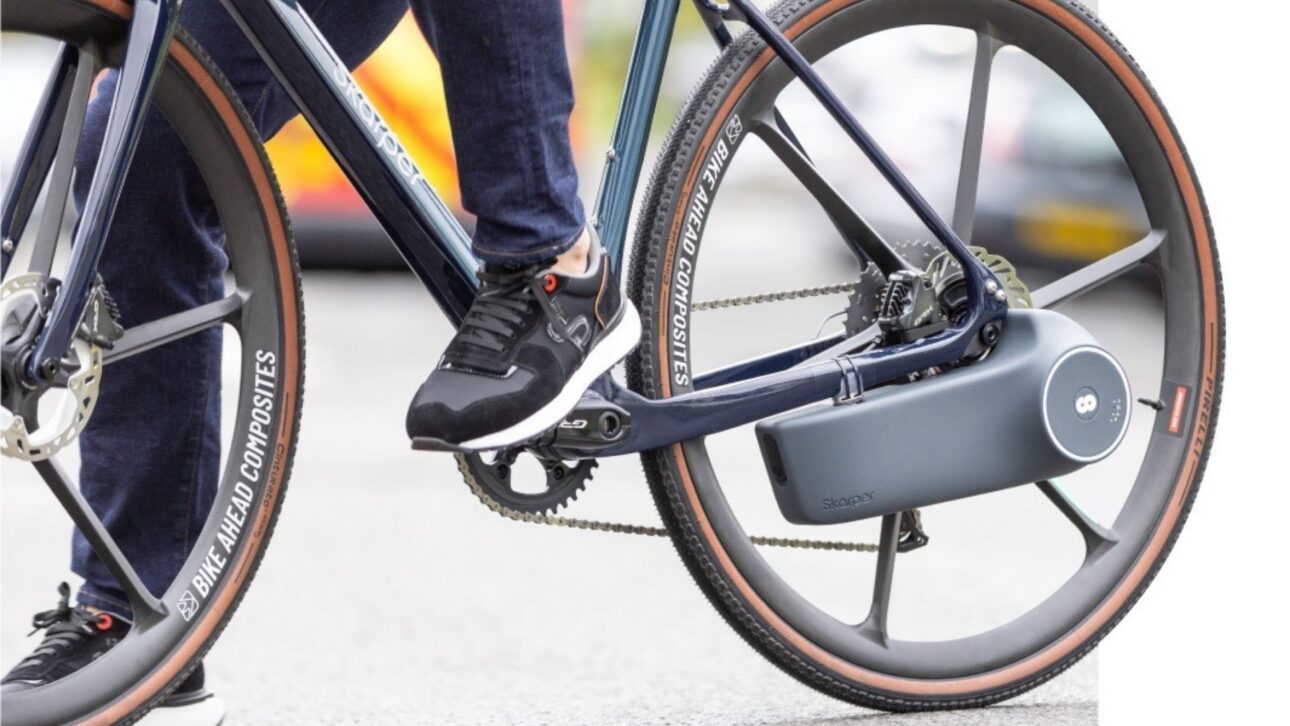 El Sistema Británico Skarper Convierte Bicicleta Común en Eléctrica con Encaixe en el Freno de Disco, Motor de 250 W y Autonomía de Hasta 50 km.