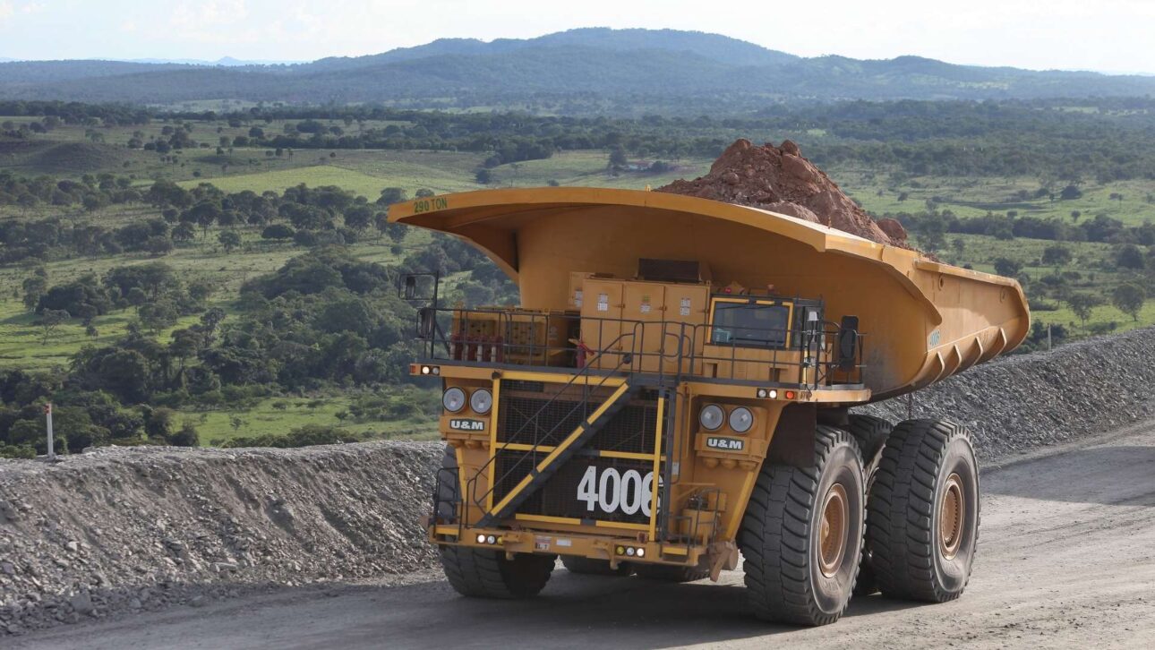 La minería brasileña facturó R$ 270,8 bilhões en 2024 y exportó US$ 43,4 bilhões, pero solo repitió R$ 7,5 bilhões en regalías a estados y municipios.