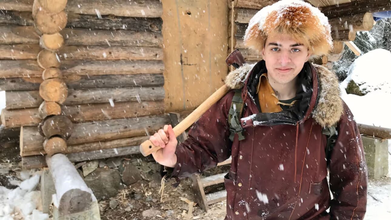 Joven sueco construye solo cabaña de troncos en el bosque usando hacha y sierra, sin máquinas, y pasa años erigiendo casa fuera de lo urbano.