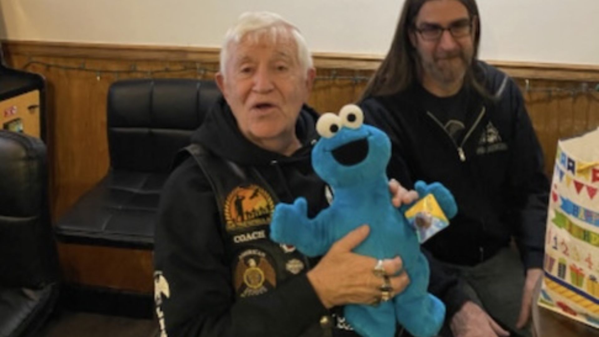 Aos 74 anos, americano entra para o Guinness ao ser adotado por casal mais jovem nos EUA após relação construída por décadas e formalizada na Justiça.