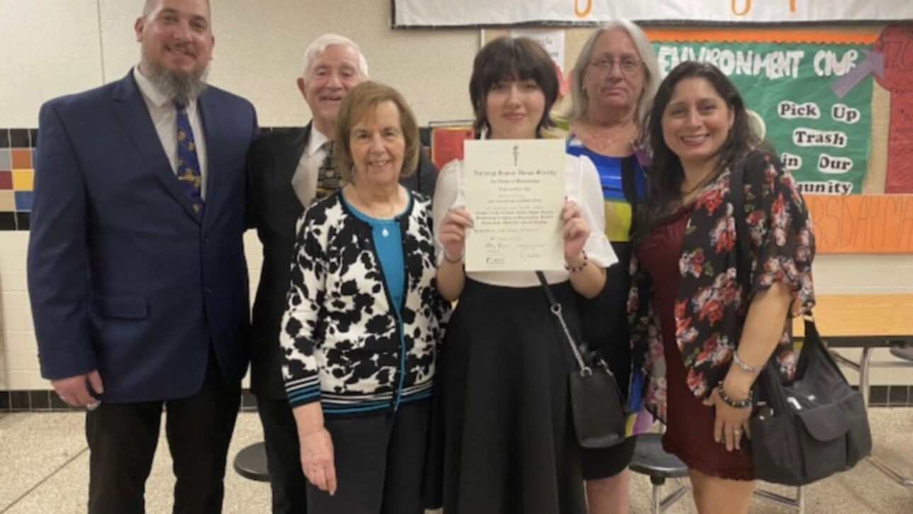 A los 74 años, americano entra para el Guinness al ser adoptado por pareja más joven en EE. UU. tras relación construida por décadas y formalizada en la Justicia.