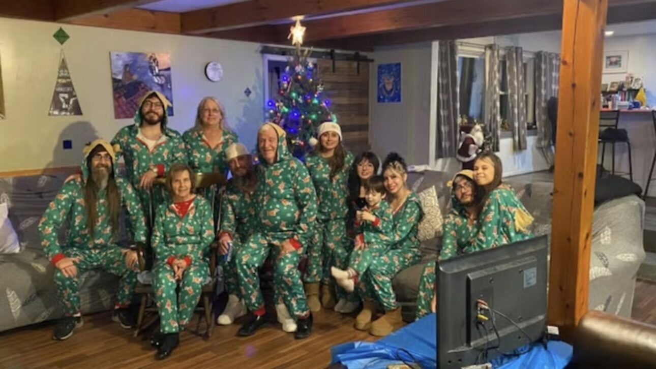 A los 74 años, americano entra para el Guinness al ser adoptado por pareja más joven en EE. UU. tras relación construida por décadas y formalizada en la Justicia.