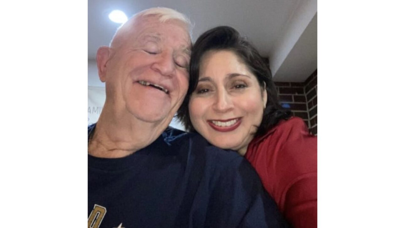 A los 74 años, americano entra para el Guinness al ser adoptado por pareja más joven en EE. UU. tras relación construida por décadas y formalizada en la Justicia.