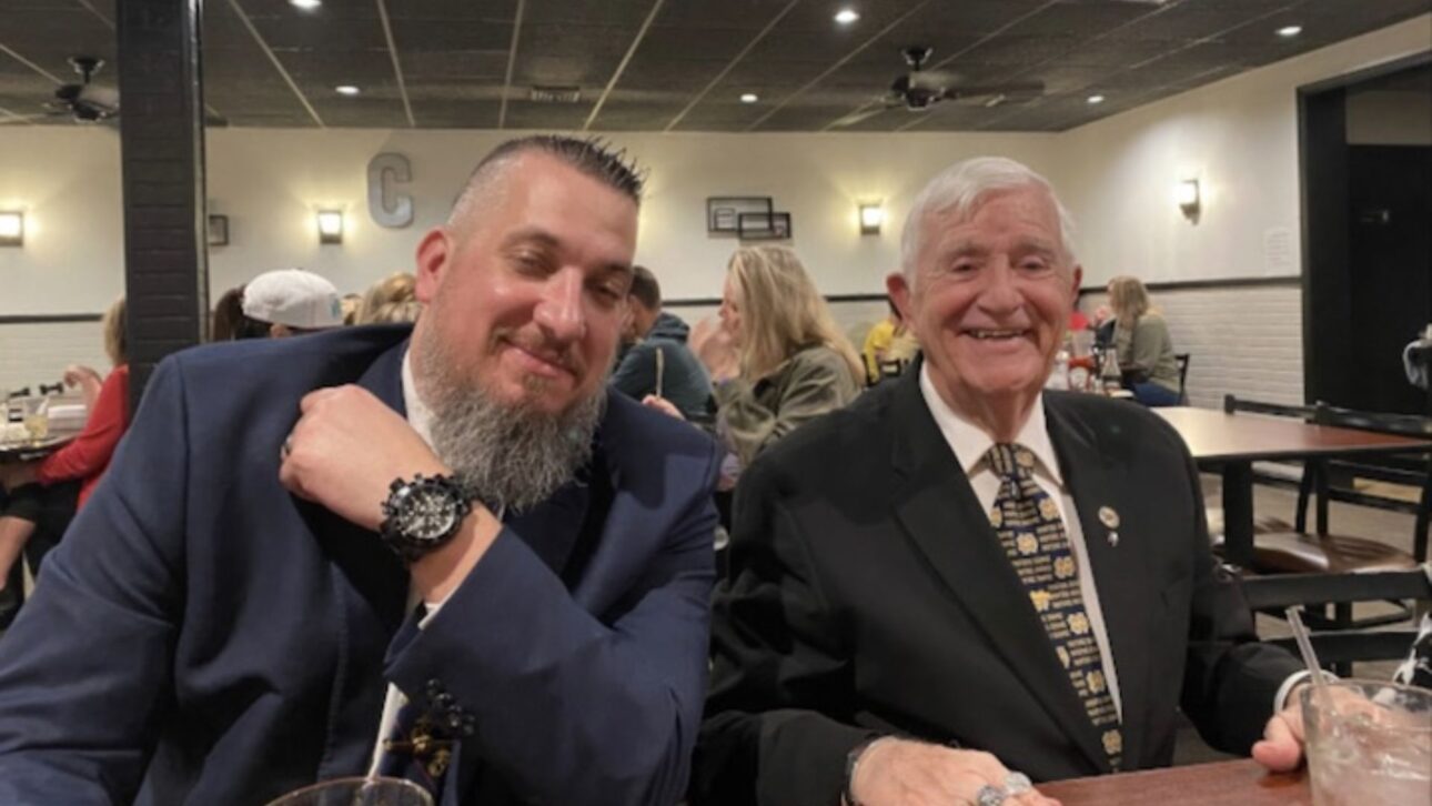 A los 74 años, americano entra para el Guinness al ser adoptado por pareja más joven en EE. UU. tras relación construida por décadas y formalizada en la Justicia.