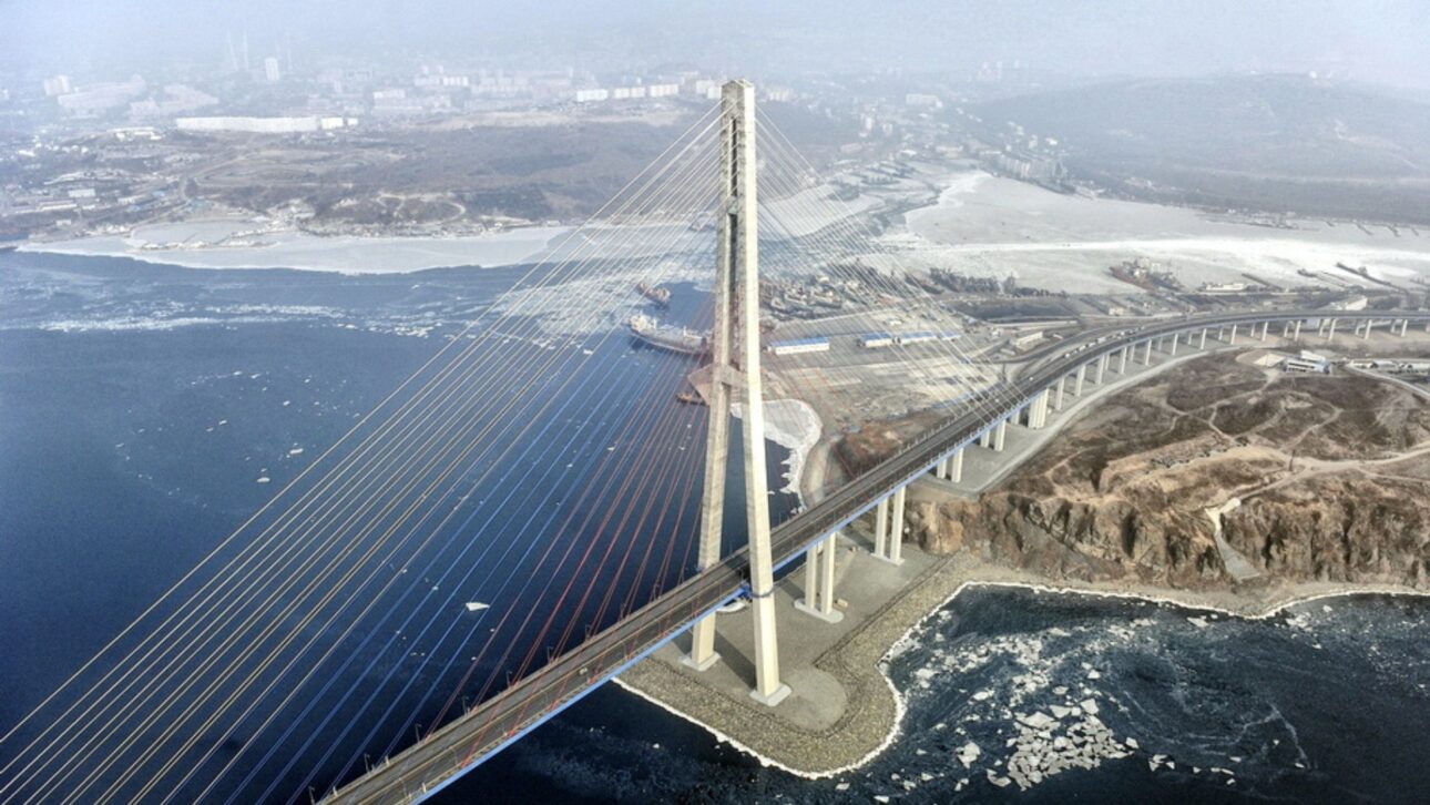 El Puente Russky reúne 22.567 toneladas de acero y torres de 320 metros, diseñadas para operar bajo vientos intensos, hielo y variación extrema de temperatura.