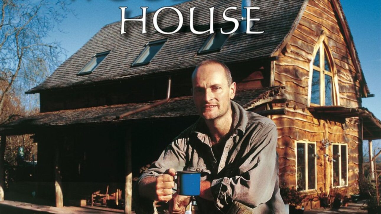 Leñador construye casa en el bosque con madera local, paja y revoque de tierra, vive fuera de la red con energía solar y eólica y gana destaque en el programa Grand Designs.