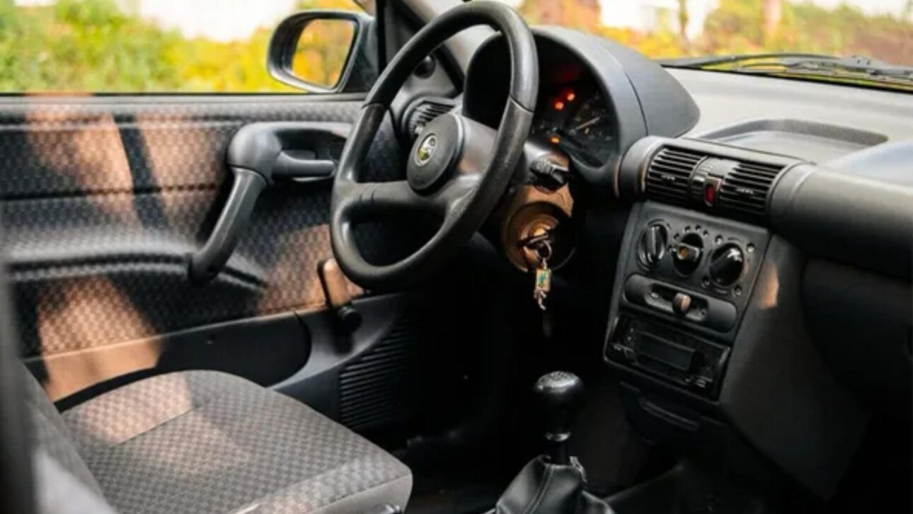 Chevrolet Corsa 1996 con 85 mil km aparece a la venta por R$ 26,9 mil, destaca consumo urbano, conservación rara, pintura original y exención de IPVA en 2026.