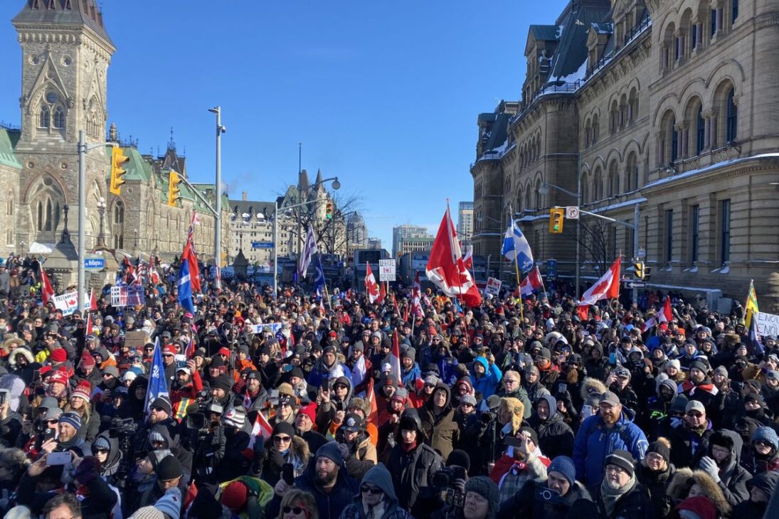 La inmigración en Canadá se convierte en tormento: visas bloqueadas, vivienda cara y disputa por residencia permanente ponen en duda el sueño canadiense.