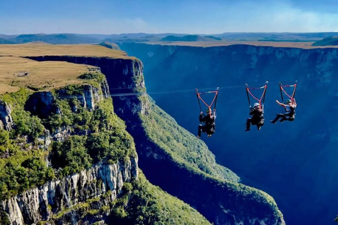 la ciudad gaucha Cambará do Sul, a 190 km de Porto Alegre, es base para Aparados da Serra y el Cañón Itaimbezinho, con clima frío, heladas y nieve eventual, según el reportaje.
