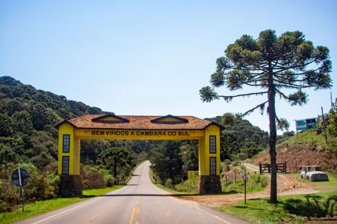 la ciudad gaucha Cambará do Sul, a 190 km de Porto Alegre, es base para Aparados da Serra y el Cañón Itaimbezinho, con clima frío, heladas y nieve eventual, según el reportaje.