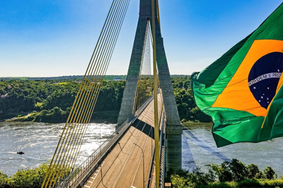 Lula en Foz do Iguaçu inaugura la mega puente Brasil-Paraguay de la Itaipu Binacional, pero solo libera camiones vacíos y mantiene la frontera Brasil-Paraguay restringida.