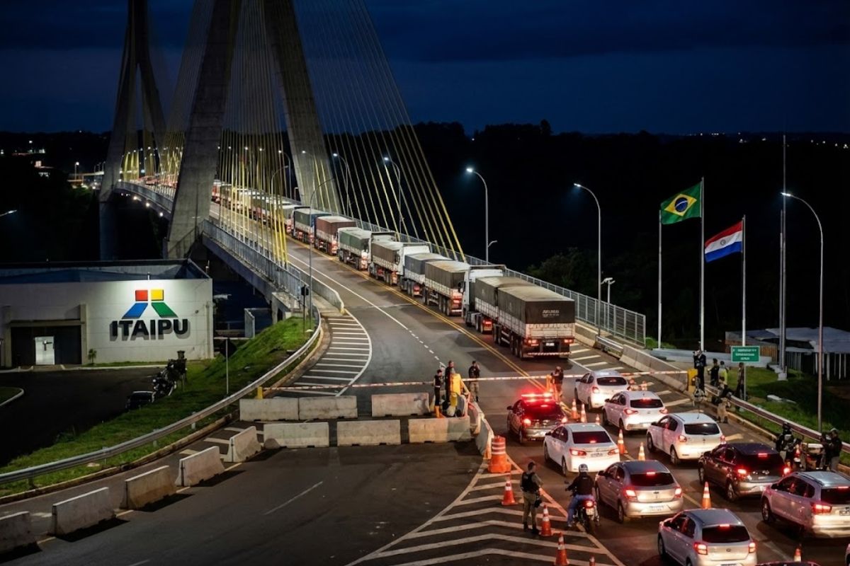 Lula em Foz do Iguaçu inaugura a mega ponte Brasil-Paraguai da Itaipu Binacional, mas só libera caminhões vazios e mantém a fronteira Brasil-Paraguai restrita.