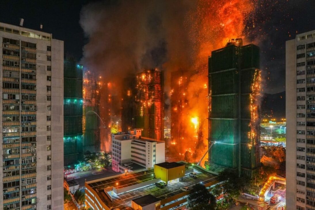 incendio en Hong Kong en el Wang Fuk Court expone andamios de bambú y poliestireno en la obra; Prestige Construction se convierte en blanco de investigación tras muertos y desaparecidos.
