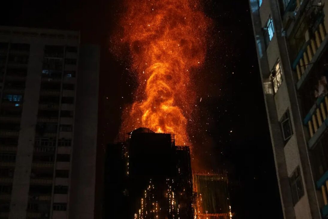 incendio en Hong Kong en el Wang Fuk Court expone andamios de bambú y poliestireno en la obra; Prestige Construction se convierte en blanco de investigación tras muertos y desaparecidos.