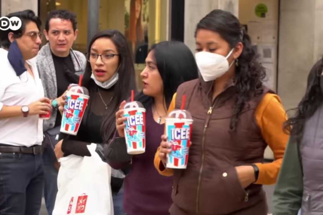 industria alimentaria usa azúcar y alimentos ultraprocesados, propaga la obesidad con bebidas azucaradas en el mundo y presiona a gobiernos que intentan reaccionar.