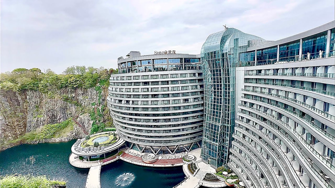 Construído dentro de uma pedreira abandonada com mais de 100 metros de profundidade, este edifício foi erguido abaixo do nível do solo, tem andares submersos e transformou um buraco industrial em uma das obras mais ousadas da engenharia moderna