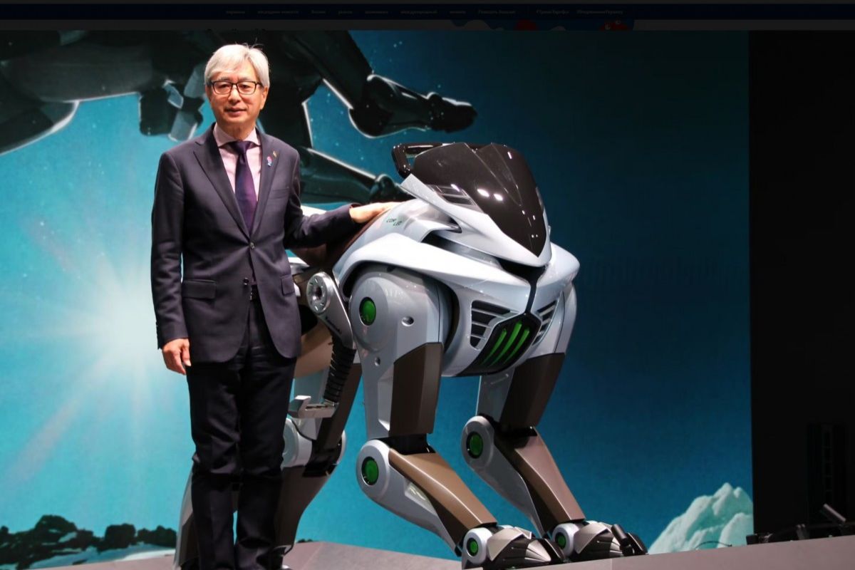 Kawasaki revela CORLEO, moto sem rodas e criatura robótica, moto a hidrogênio criada para turismo de aventura em trilhas extremas com zero emissões.