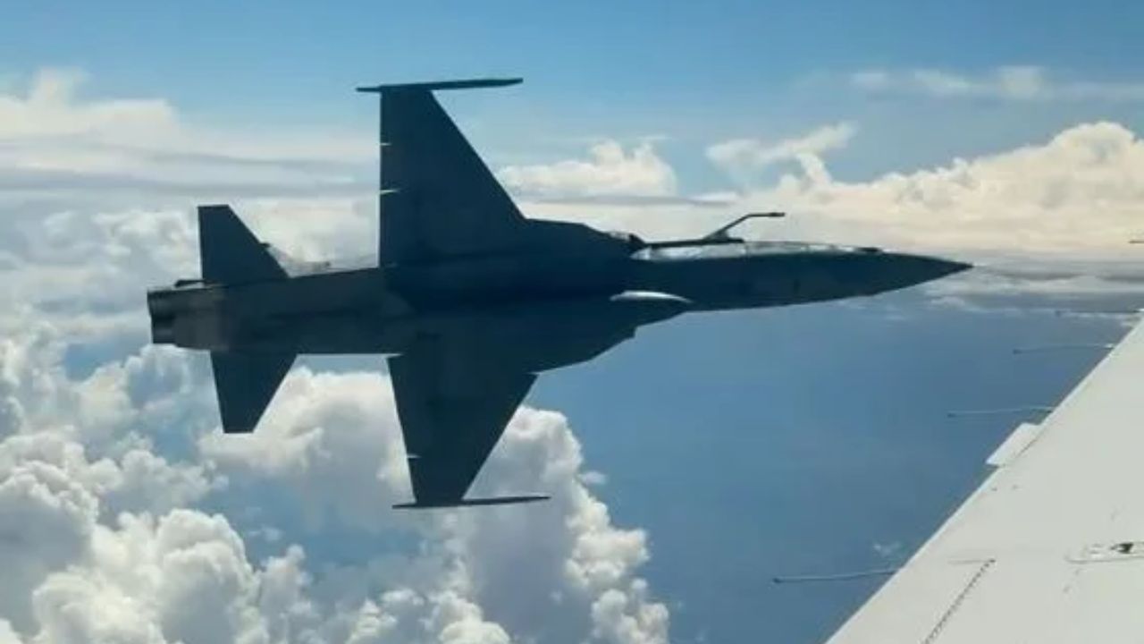 Jet interceptado por caza F-5 de la FAB en blitz aérea en el espacio aéreo brasileño recibe tiro de advertencia de caza F-5 de la FAB en operación de rutina.
