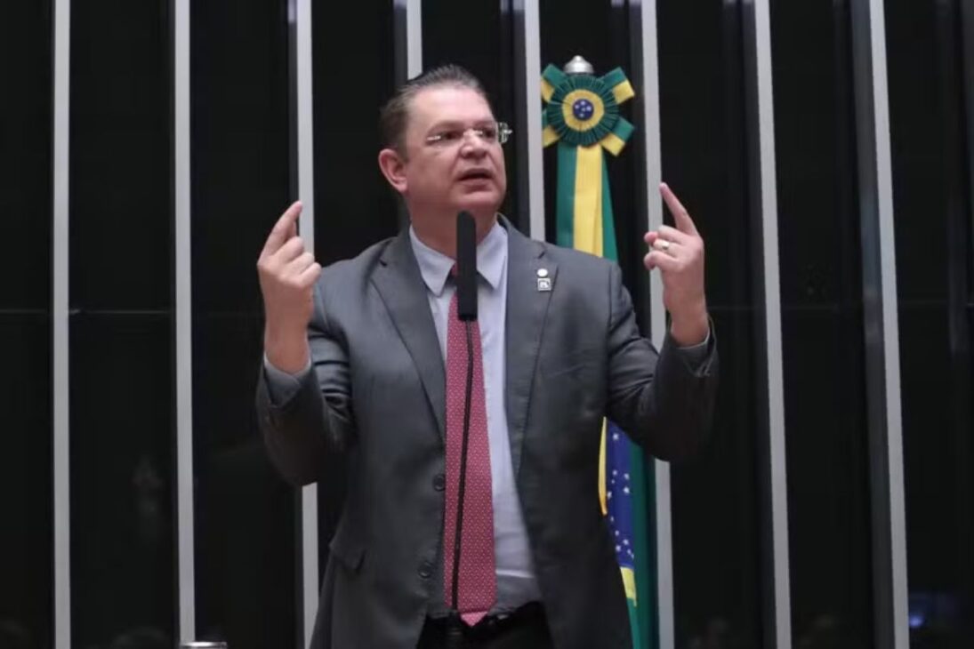 el diputado Sóstenes Cavalcante intenta explicar 430 mil en dinero en efectivo hallados en el flat de la PF en Brasília y empuja al PL hacia una crisis nacional en plena Operación Galho Fraco hoy