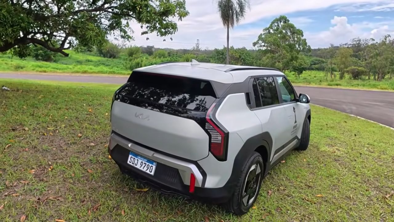 SUV compacto Kia EV3 entra no mercado de carros elétricos com 600 km de autonomia e produção no México que ajuda a reduzir preço no Brasil.