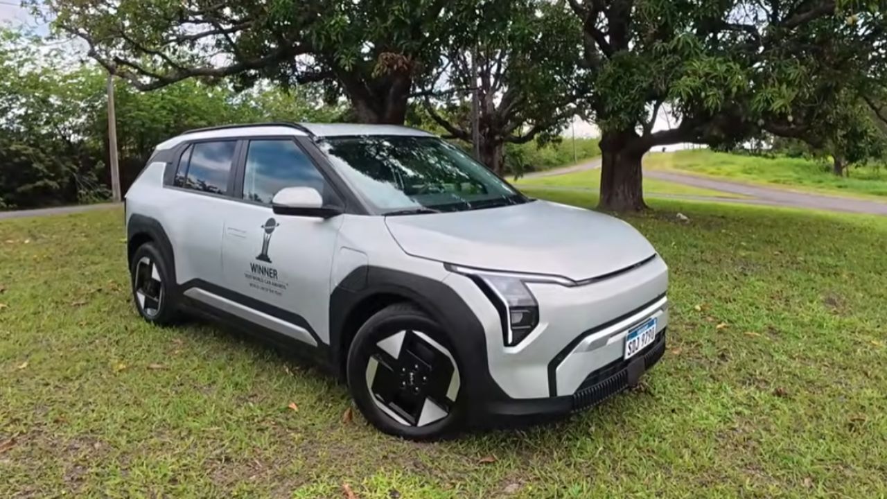 SUV compacto Kia EV3 entra no mercado de carros elétricos com 600 km de autonomia e produção no México que ajuda a reduzir preço no Brasil.