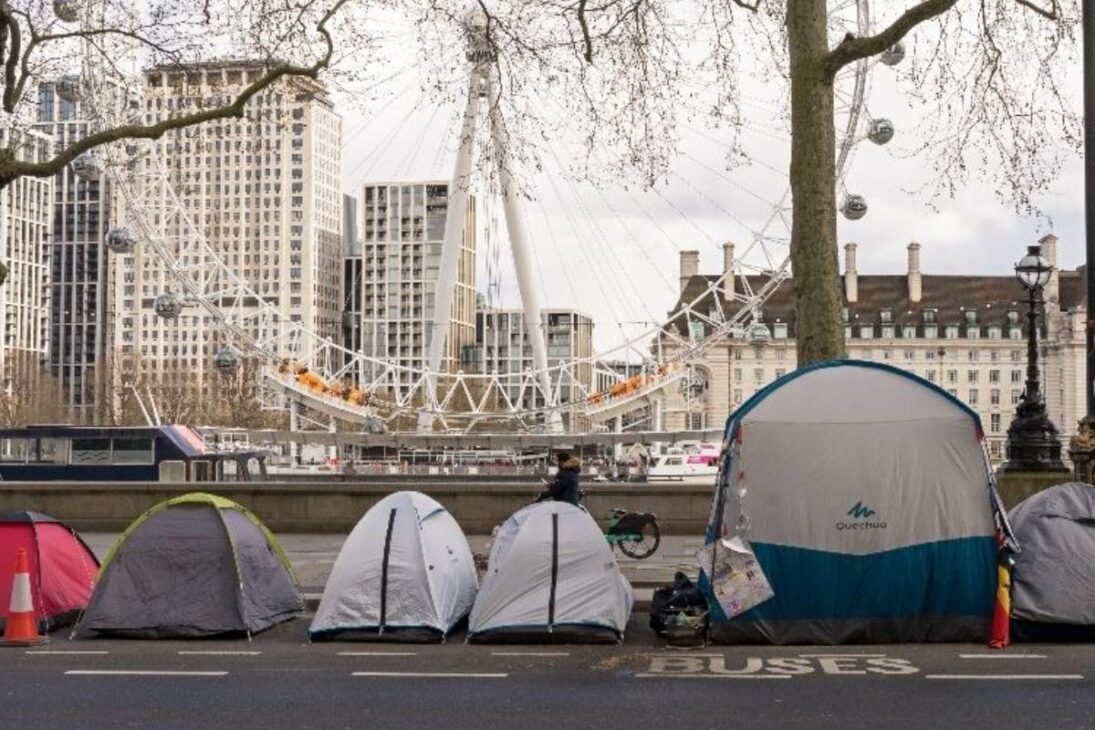 Desalojos en Londres Exponen la Crítica de Vivienda y el Alto Alquiler en Londres, Aprofundando Desigualdad y Tensión Social en la Capital Británica.