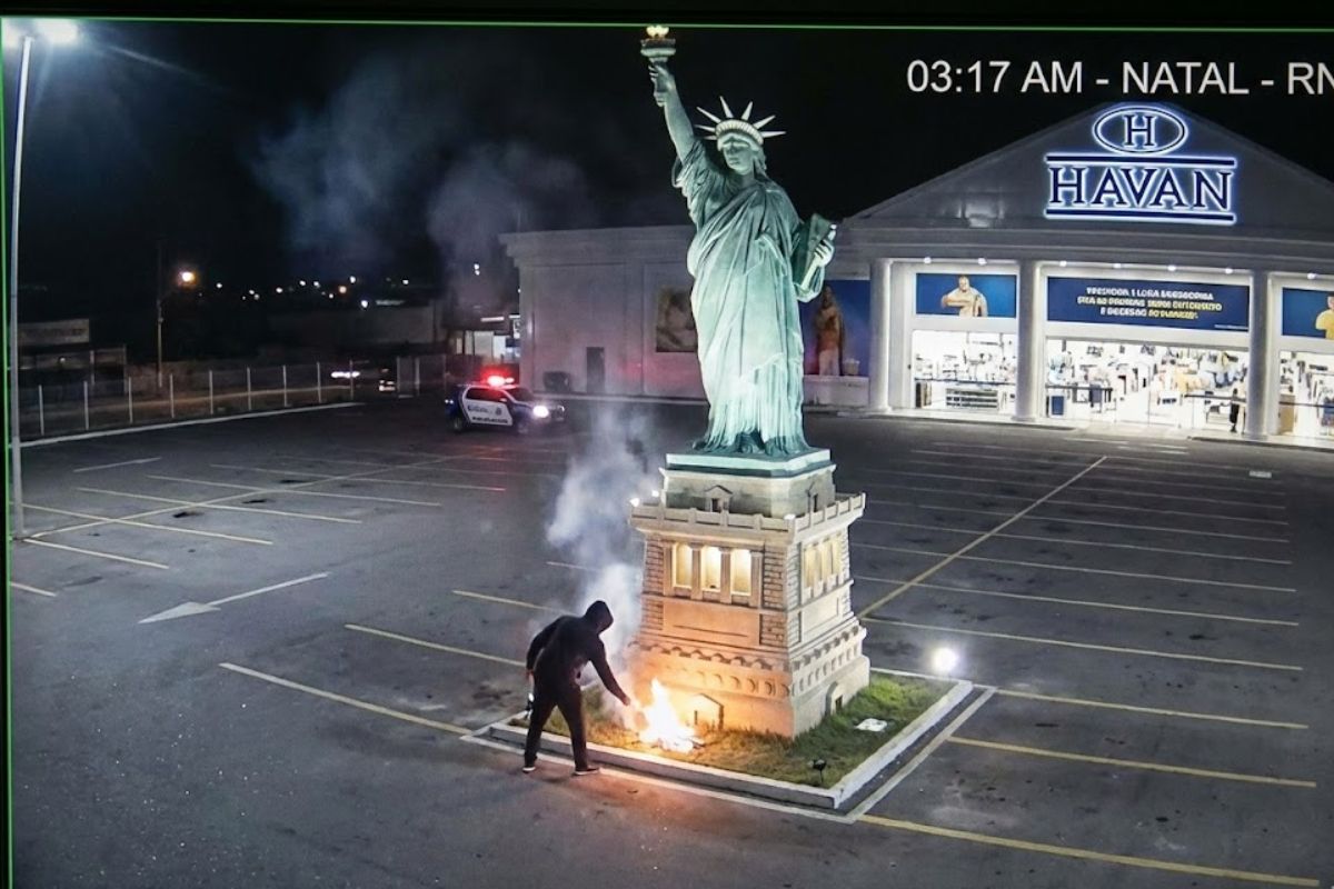 Homem tenta incendiar Estátua da Liberdade da Havan em Natal RN; Luciano Hang oferece recompensa para identificar autor do ataque à estátua.