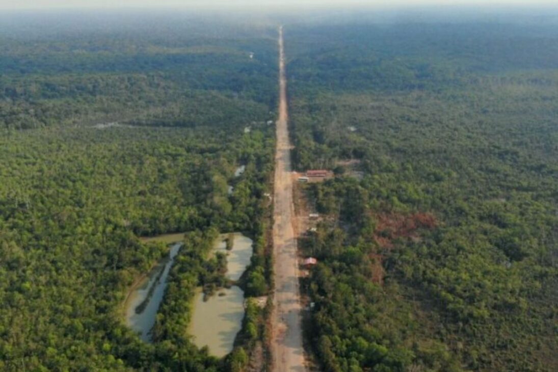 Lula promete ressuscitar a BR-319, hacer la BR-319 Manaus Porto Velho carretera en la Amazonía sin desmonte en la Amazonía, garantizando conexión terrestre del Amazonas.