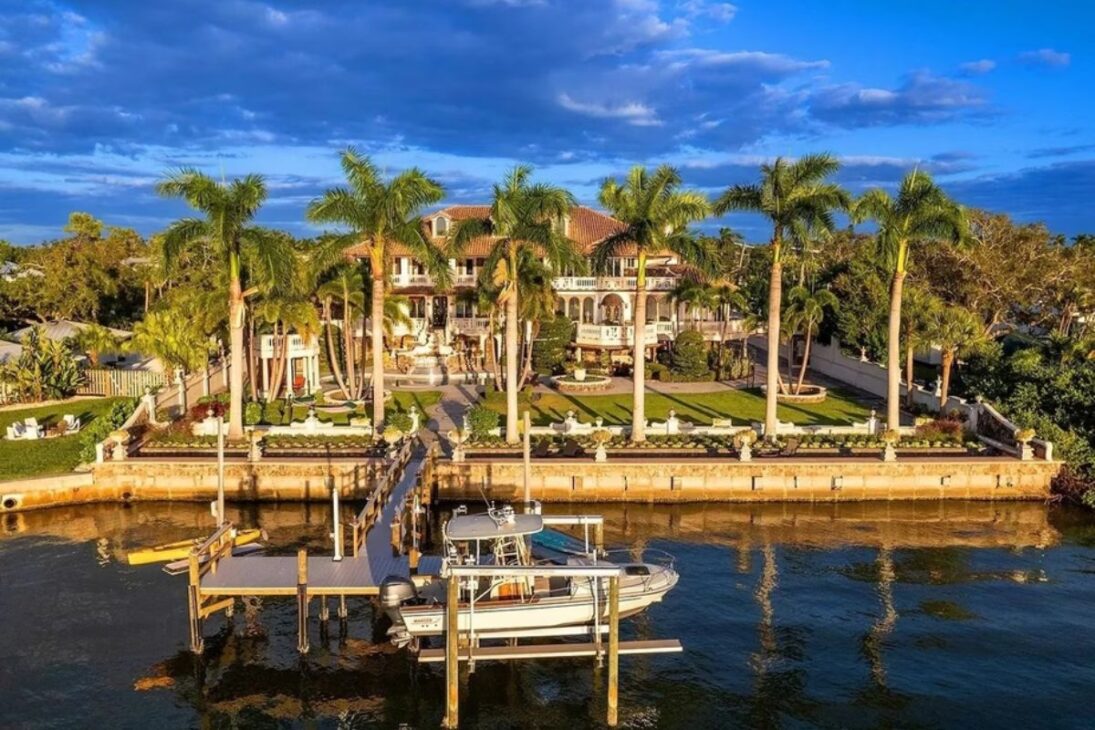 Mansión 'fuera de lo común' en Sarasota reúne pozo de los deseos, baño turco, mosaico inspirado en la mansión Versace y muelle para yates a la venta por 26,4 millones de dólares.